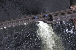 Nước chảy ồ ạt do đập thủy điện Kakhovka (Kherson, Ukraine). Ảnh: REUTERS