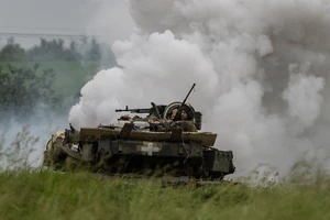 Lính Ukraine điều khiển xe tăng T-64 ở tỉnh Zaporizhzhia vào ngày 24-5. Ảnh: THE WASHINGTON POST