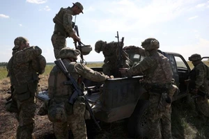 Lính Ukraine chuẩn bị ra tiền tuyến TP Bakhmut (tỉnh Donetsk, miền đông Ukraine) trong ngày 8-6. Ảnh: AFP