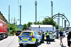 Cảnh sát có mặt tại hiện trường xảy ra vụ tai nạn. Ảnh: AP