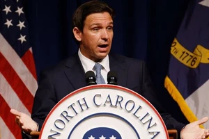 Thống đốc bang Florida - ông Ron DeSantis trong cuộc vận động tranh cử tại bang North Carolina hồi 6-9. Ảnh: REUTERS