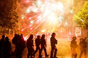 Biểu tình tiếp tục xảy ra tại vùng ngoại ô thủ đô Paris (Pháp) trong tối 29-6. Ảnh: REUTERS