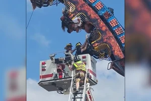 VIDEO: Tàu lượn mắc kẹt, người chơi bị treo ngược trên không nhiều giờ liền