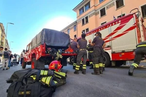 Lực lượng cứu hỏa tại hiện trường vụ cháy viện dưỡng lão Casa per Coniugi (TP Milan, Ý) ngày 7-7. Ảnh: EPA