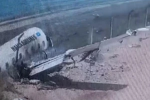 VIDEO: Đứng tim cảnh máy bay chở khách trượt đường băng tông xuyên hàng rào sân bay