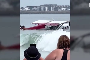 VIDEO: Du khách hoảng hồn chứng kiến cảnh máy bay lao xuống bãi tắm