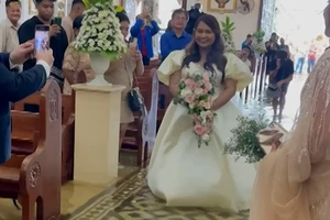 Cô dâu bước đi giữa lễ đường ngập nước. Ảnh: USA TODAY