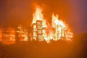 VIDEO: Lửa lớn nhấn chìm tòa nhà đang xây 