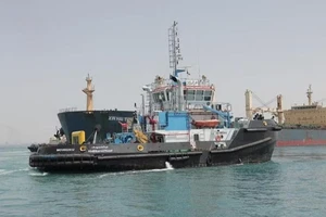 Tàu kéo chở 7 người bị chìm sau va chạm tàu chở khí tại kênh đào Suez 
