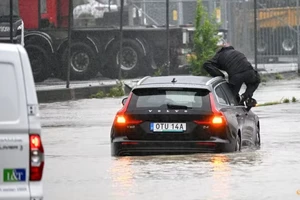 Bắc Mỹ, châu Âu: Nơi nắng đốt nơi mưa quay