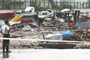 Lũ bắt đầu rút, Trung Quốc nỗ lực khôi phục cuộc sống bình thường 