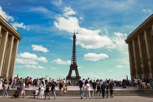 Uống say lướt khướt nằm ngủ cả đêm trên đỉnh tháp Eiffel