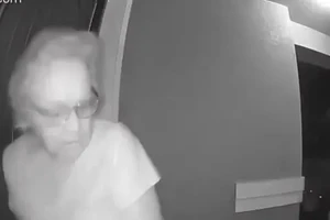 VIDEO: Hoảng hồn vừa mở cửa nhà thì bị gấu 'hù'