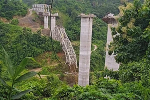 Cầu đang xây thì đổ sập, 17 người chết