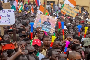 Đảo chính Niger: Bị Liên minh châu Phi đình chỉ tư cách thành viên; Chính quyền cấm dân nhiều nước mang vũ khí vào 