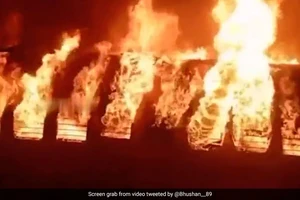 VIDEO: Hành khách lén mang bình gas lên tàu pha trà gây cháy lớn, 10 người chết 