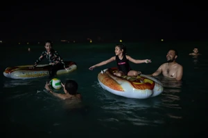 Nắng nóng quá sức, du khách chỉ có thể tắm biển lúc nửa đêm 