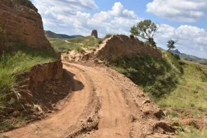 Bị bắt vì dùng máy xúc khoét tường Vạn Lý Trường Thành mở lối đi riêng