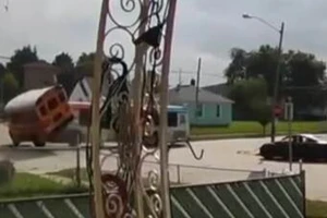 VIDEO: Thót tim xe buýt chở khách tông lật nhào xe buýt học đường tại ngã tư