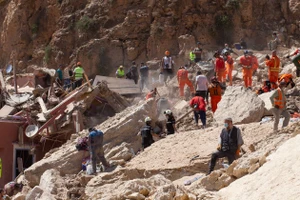 VIDEO: Đang cứu hộ động đất phải lật đật sơ tán do dư chấn 