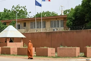 Đảo chính châu Phi: Ông Macron nói ĐS Pháp ở Niger bị giữ làm con tin