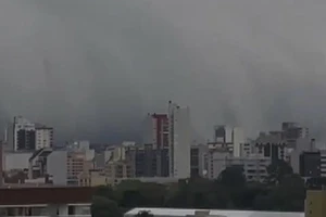 VIDEO: Kỳ lạ mây sóng thần 'nuốt chửng' cả thành phố