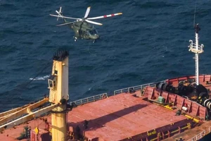 VIDEO: Ireland vây bắt tàu chở hơn 2,2 tấn cocaine