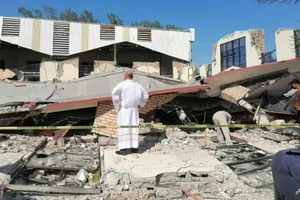 VIDEO: Cả nhà thờ đổ sập khi đang làm lễ, hàng chục người thương vong