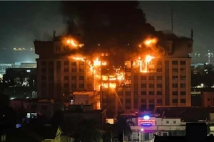 VIDEO: Cháy kinh hoàng trơ đen cả trụ sở cảnh sát, 38 người bị thương
