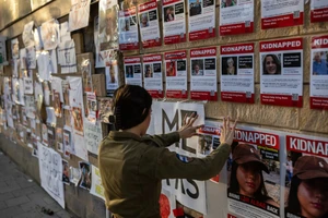 200 con tin vẫn trong tay Hamas, thân nhân cầu mong Israel không đổ bộ Dải Gaza