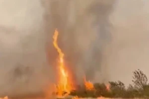 VIDEO: Hiện tượng vòi rồng lửa hiếm gặp ở giữa cánh đồng 