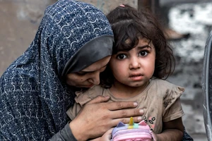 Xót lòng thảm cảnh trẻ em Gaza giữa bom bay đạn lạc 