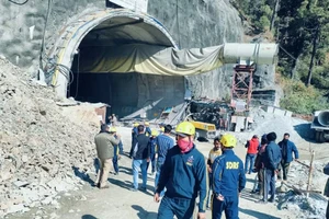Chùm ảnh, video: Chạy đua giải cứu 40 công nhân mắc kẹt trong đường hầm sập