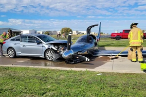 VIDEO: Hoảng hồn máy bay trượt đường băng, đâm sầm ô tô đang chạy