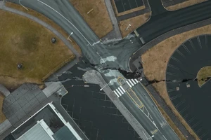 VIDEO: Đường nhựa nứt bốc khói nóng ngùn ngụt khi núi lửa chuẩn bị phun trào