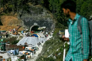 Đường hầm sập 2 tuần, Ấn Độ tính thêm cách dùng tay đào đất cứu 41 nạn nhân