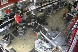 VIDEO: Xe bán tải đâm sầm vào tiệm cắt tóc, khách thoát nạn gang tấc