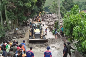 Lũ quét gần hồ núi lửa lớn nhất thế giới làm người chết và mất tích 
