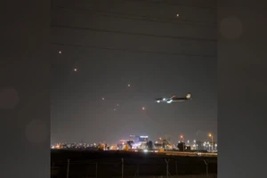 VIDEO: Thót tim cảnh máy bay chở khách ở Israel vượt mưa rocket phóng từ Gaza