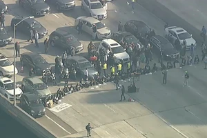 VIDEO: Biểu tình giữa đường cao tốc 6 làn xe, kêu gọi ngừng bắn ở Gaza