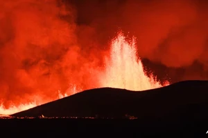 VIDEO: Núi lửa phun trào rực sáng bầu trời đêm