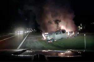 VIDEO: Nín thở nhìn cảnh cứu người khỏi ô tô bốc cháy khói lửa ngùn ngụt 