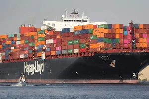 Tàu không qua được Biển Đỏ và kênh đào Suez, túi tiền mỗi người bị tác động thế nào?