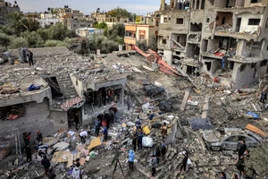 VIDEO: Trại tị nạn ở Gaza thành đống đổ nát vì trúng không kích, 70 người chết