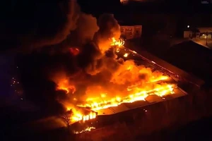 VIDEO: Kinh hoàng khu công nghiệp cháy dữ dội hơn 12 tiếng chưa tắt