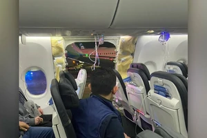 Video: Máy bay bung thân giữa không trung, đồ đạc bị hút ra ngoài 