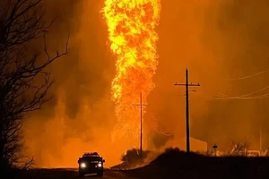 VIDEO: Kinh hoàng đường ống khí đốt phát nổ thành cột lửa khổng lồ cao cả 150 m