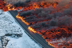 VIDEO: Núi lửa ở Iceland phun dung nham cao 80 m, chảy tràn xuống đường
