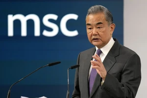 Ông Vương Nghị làm rõ quan hệ với Nga, yêu cầu Mỹ bỏ trừng phạt 