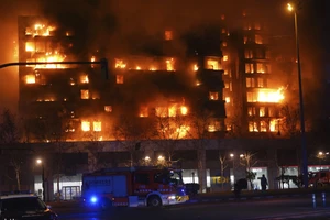 Video: Cháy kinh hoàng hai chung cư, nhiều thương vong 